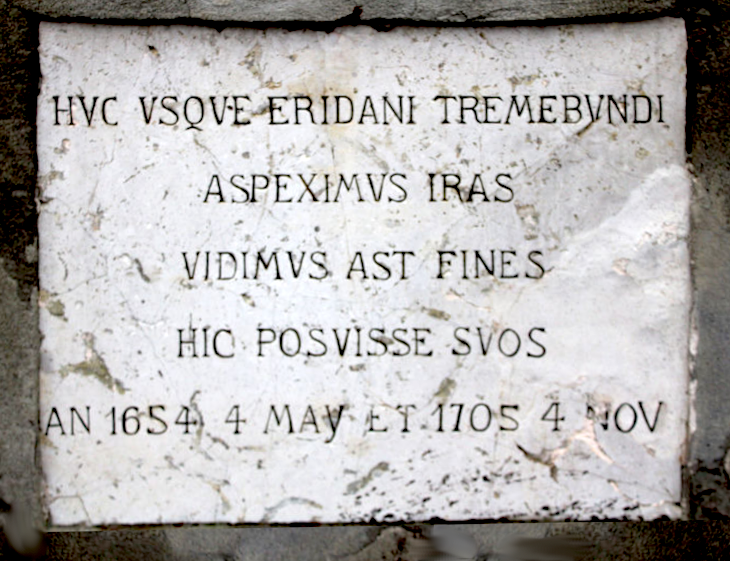 Targa apposta nel paese di Cella Dati, nel cremonese, per ricordare le alluvioni del Po del 1654 e del 1705: "Huc usque Eridani tremebundi aspeximus iras vidimus, ast fines hic posuisse suos" (Fino in questo punto assistemmo alla furia terrificante di Eridano, vedemmo la sua fine, qui segnata)
