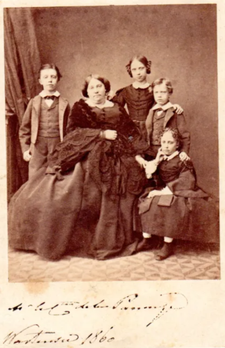 Luisa Maria con i figli Roberto, Margherita, Edoardo e Alice in una fotografia del 1860