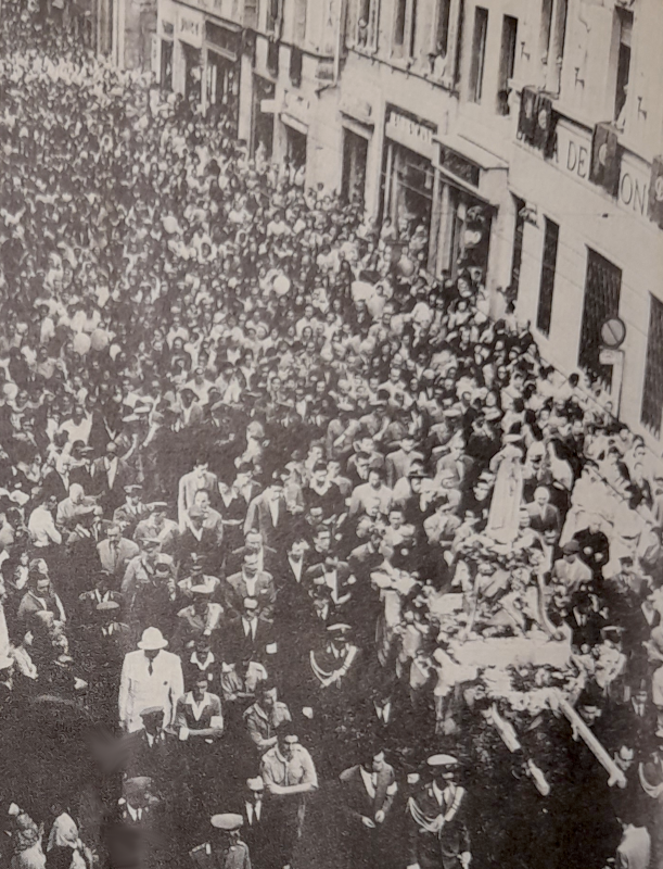 Un folla di fedeli in via Cavour a Parma segue la statua della Madonna di Fatima nel 1959