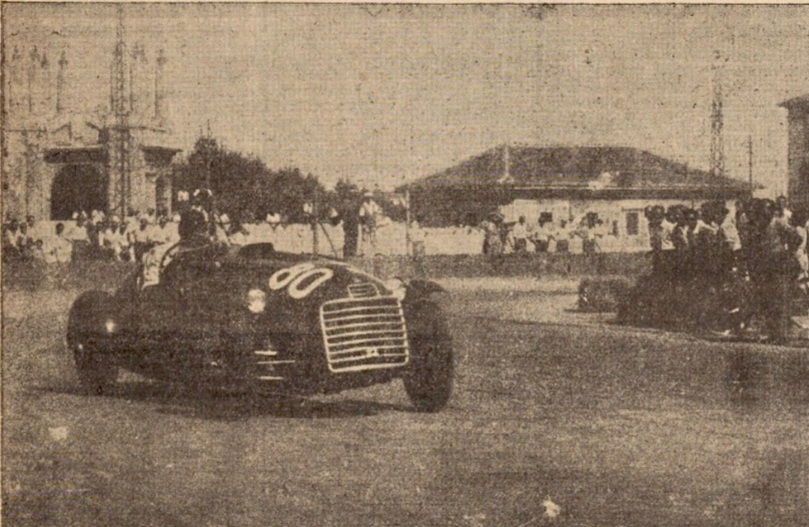 Tazio Nuvolari guida la sua Ferrari di fronte allo stadio Tardini di Parma