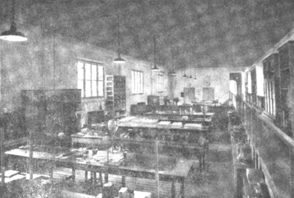 Il reparto di produzione delle acque di colonia nello stabilimento Borsari nel 1938