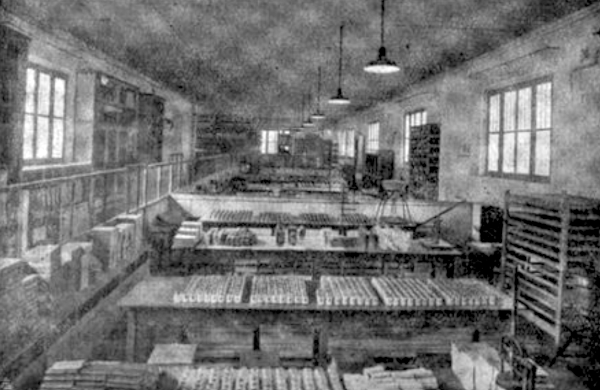 Il reparto di smistamento nello stabilimento Borsari nel 1938
