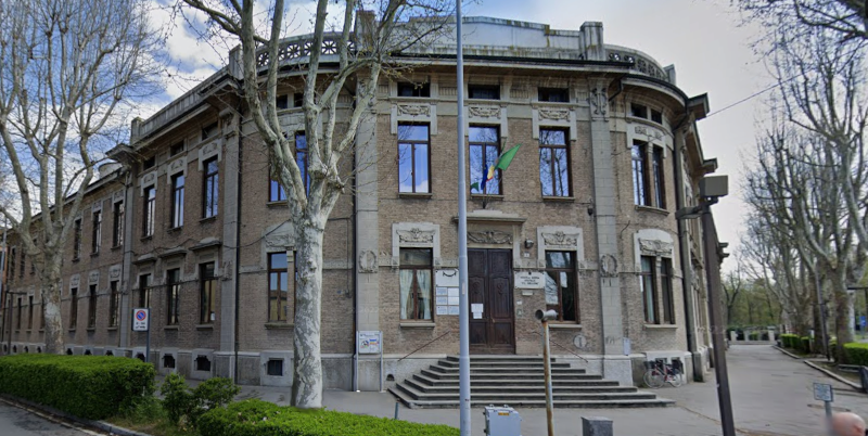 La sede della scuola Belloni a Colorno aperta nel 1927, quasi 90 anni dopo la sua l'apertura. L'istituto è ancor oggi dedicato al benefattore che ne permise l'apertura