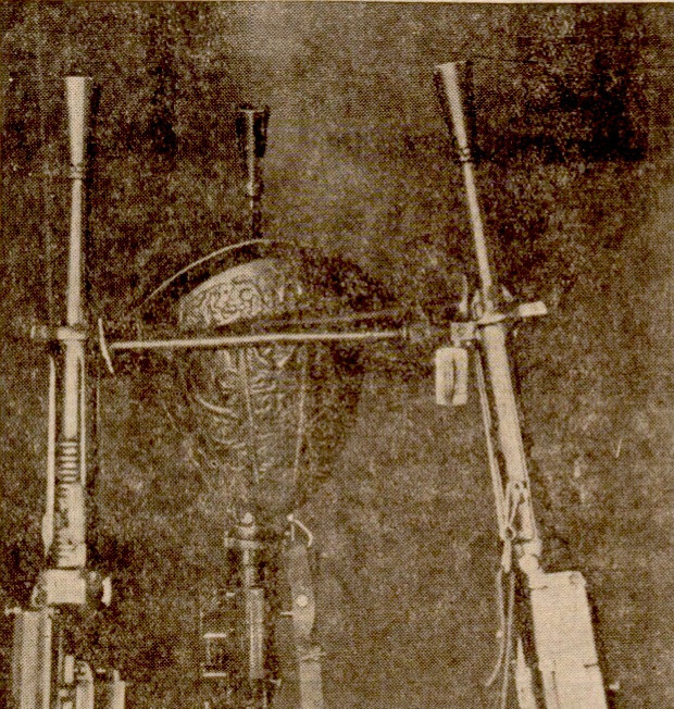 L’elmo di Alessandro Farnese incastrato su tre canne di mitragliatrice utilizzato per la propaganda del regime in occasione della cerimonia di raccolta dell’oro il 18 dicembre 1935 nel Palazzo del Governatore, allora Palazzo della Federazione dei fasci