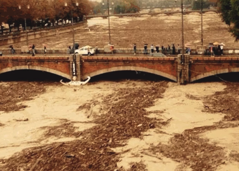 La piena del 13 ottobre 2014 passa sotto il ponte di Mezzo
